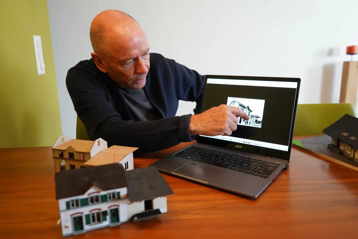 Ein Mann zeigt auf einen Bildschirm.