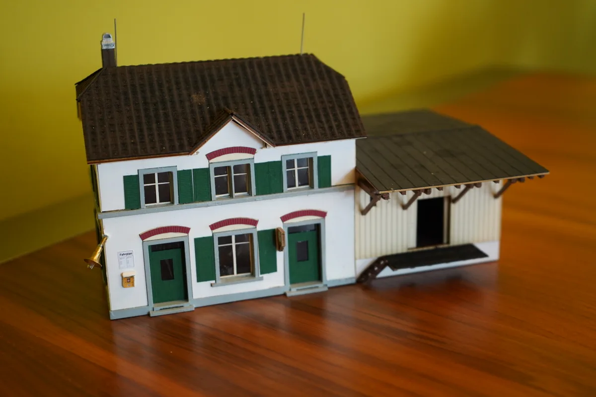 Ein Modell steht auf einem Tisch.