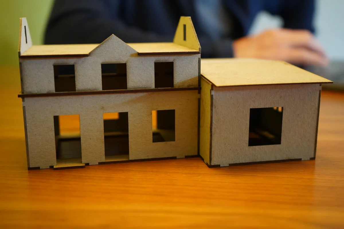 Ein Modell aus Karton steht auf einem Tisch.