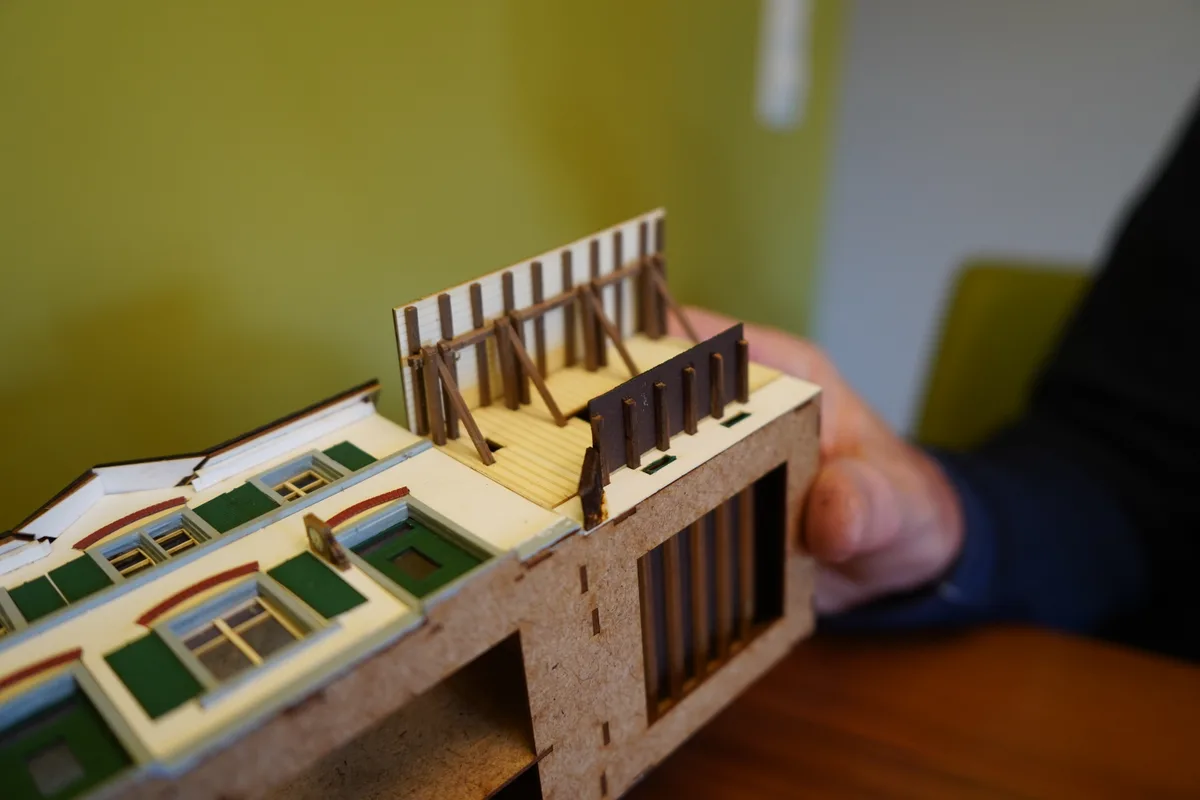 Ein Modell eines Bahnhofs von unten.