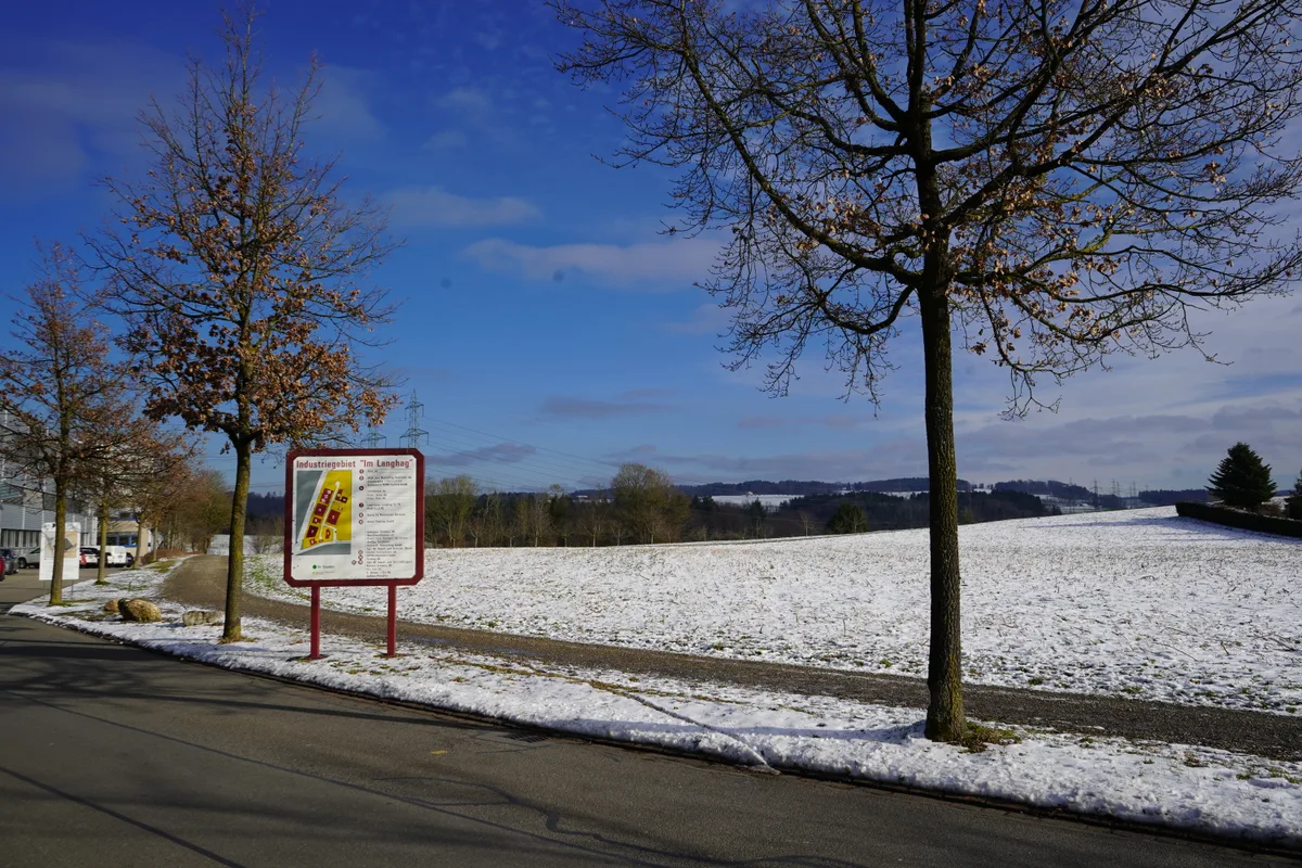 Land neben der Industrie in Effretikon.