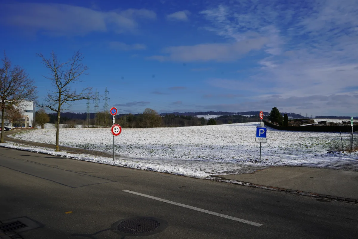 Land neben der Industrie in Effretikon.