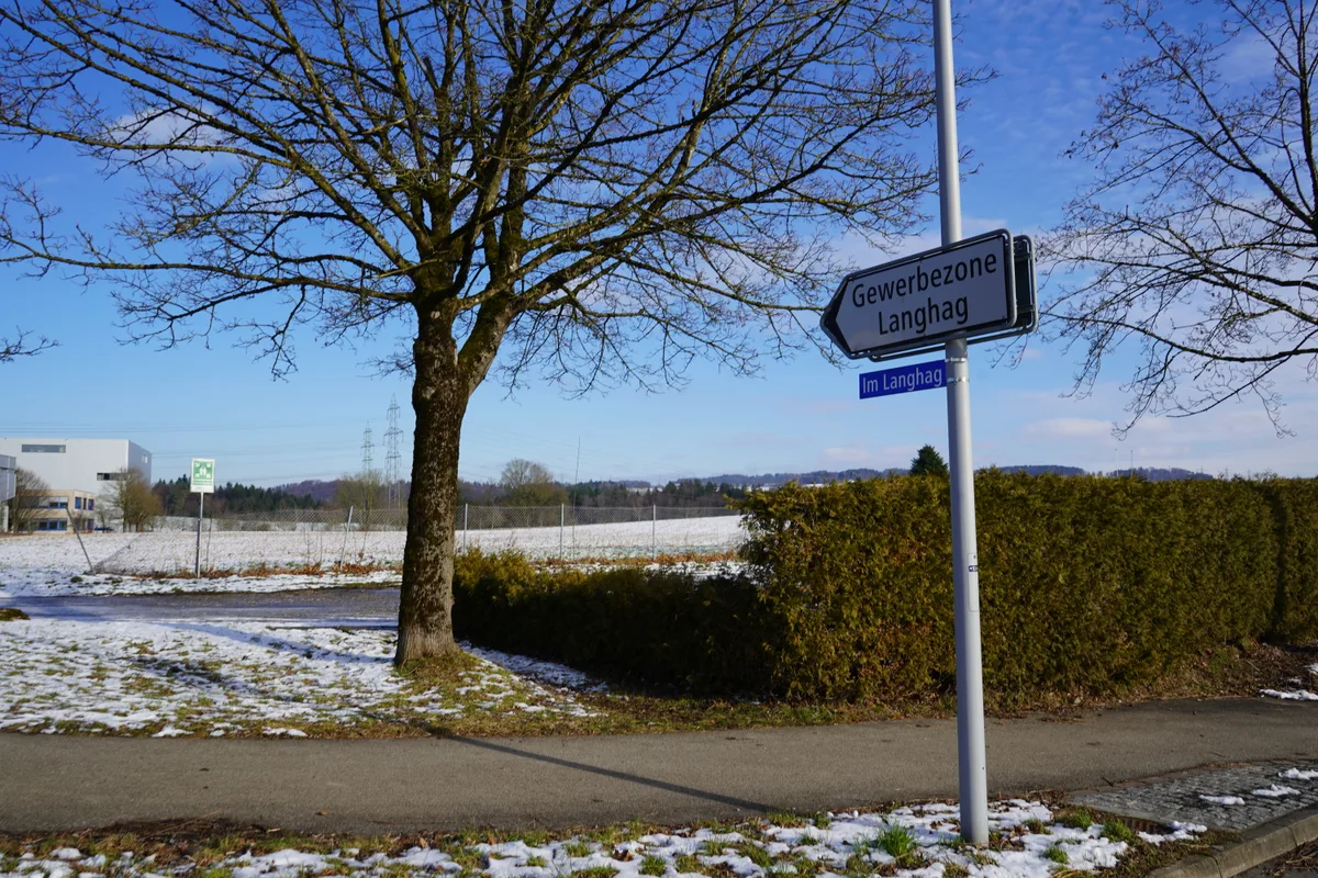 Land neben der Industrie in Effretikon.
