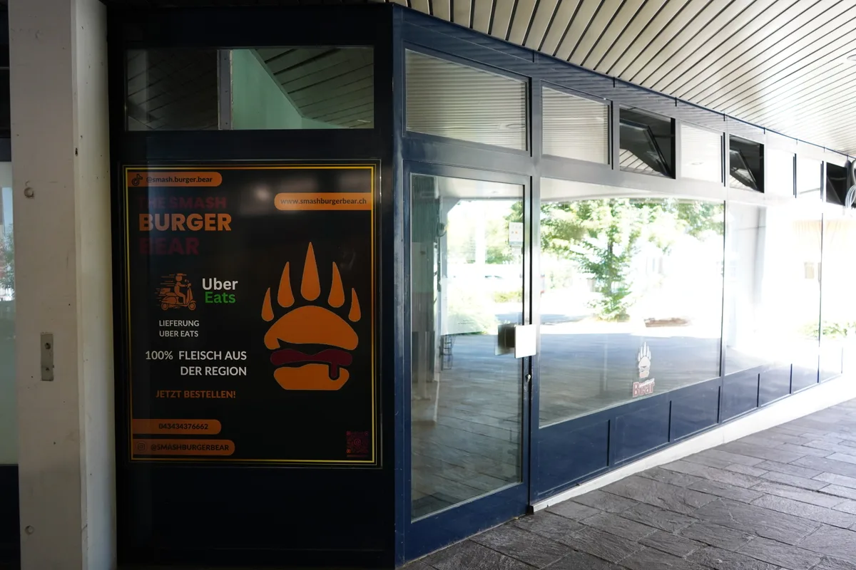 Ein leeres Restaurant von aussen.