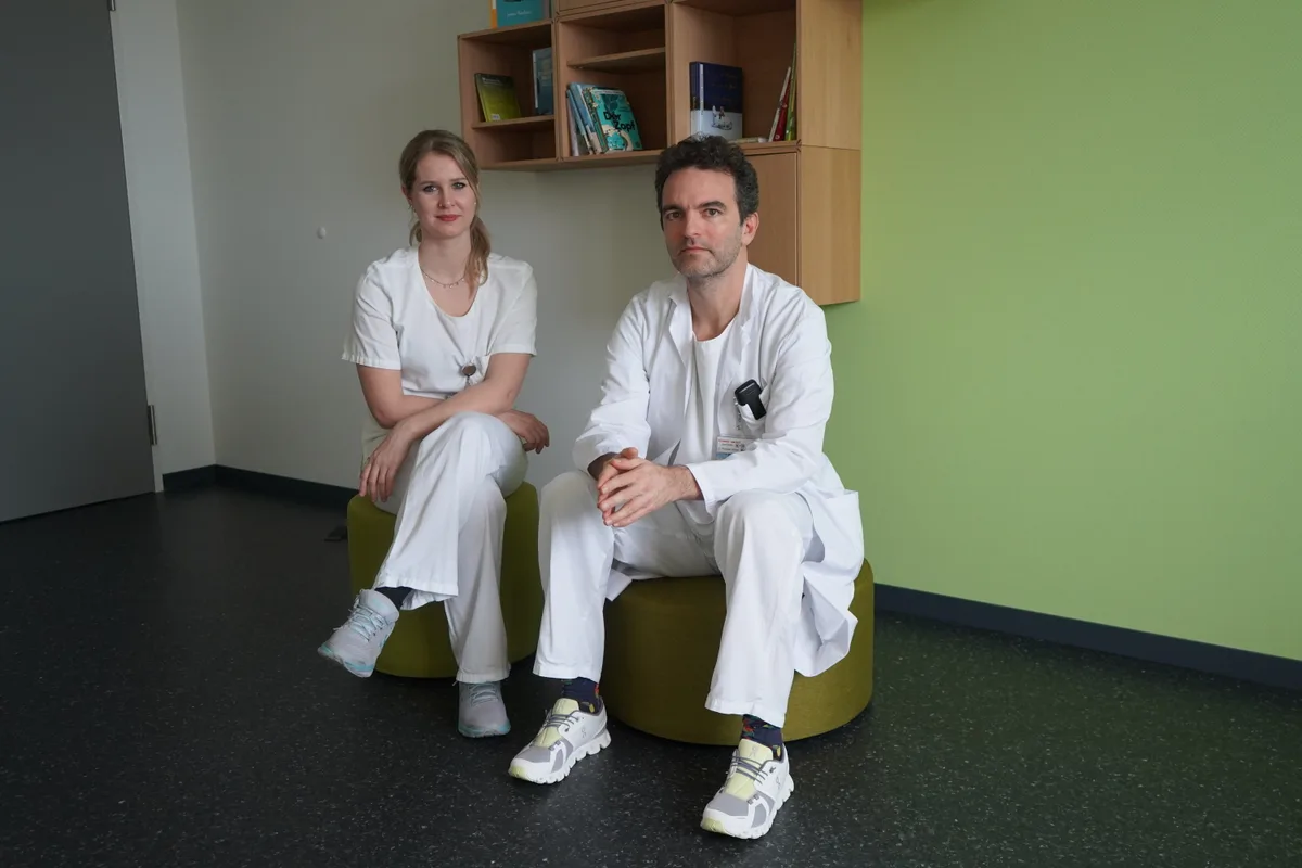 Eine Frau und ein Mann laden ein zum Gespräch.