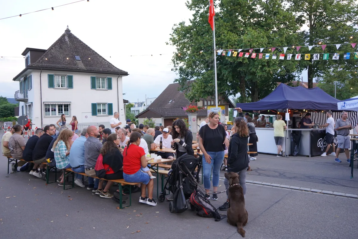 Menschen an einem Fest.
