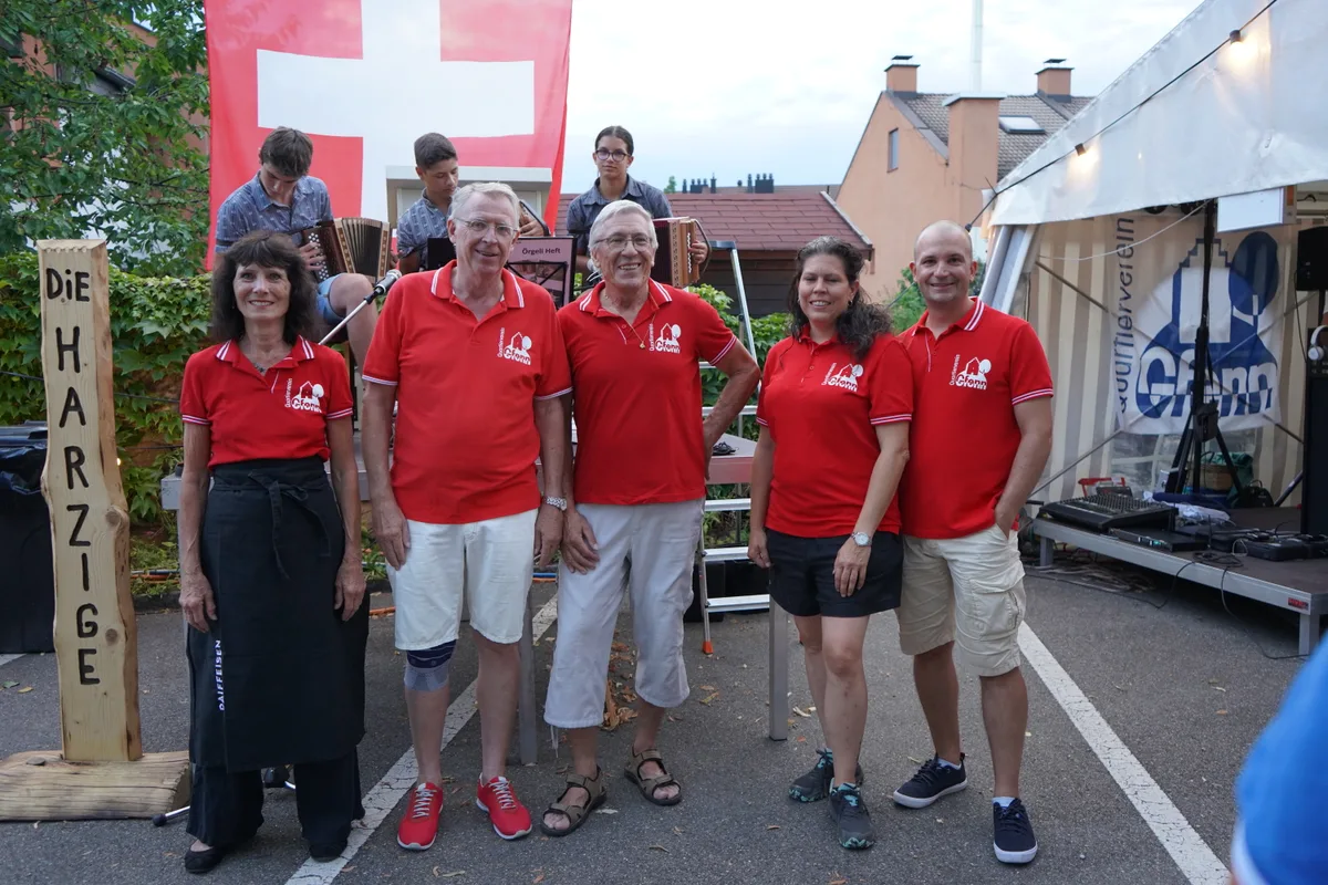 Menschen vor einer Bühne.