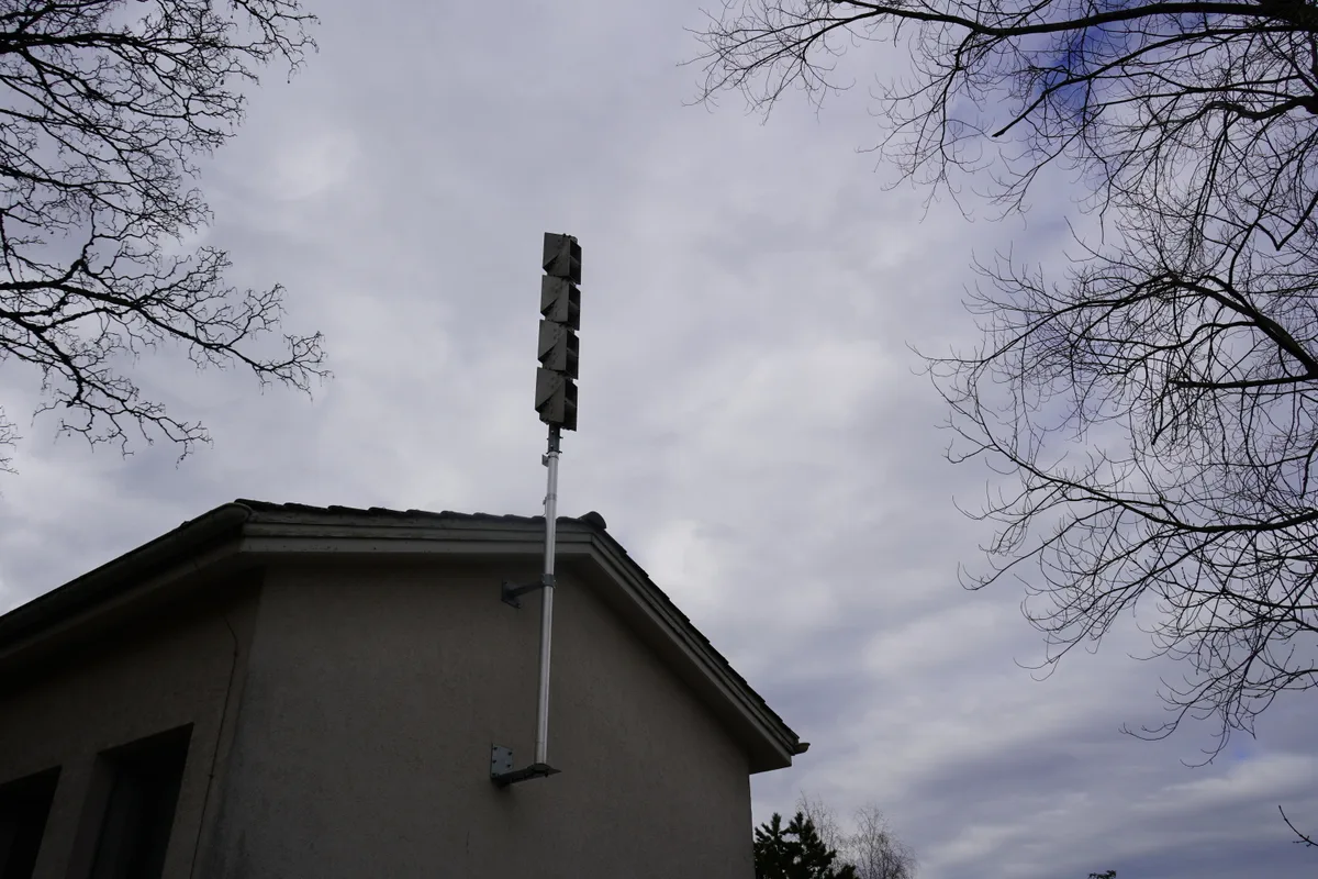 Ein Zivilschützer testet die Anlage manuell.