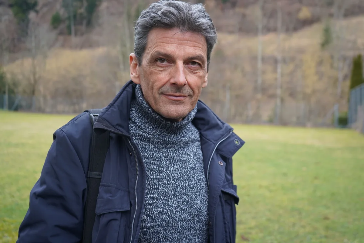 Ein Arzt besucht einen Patienten.