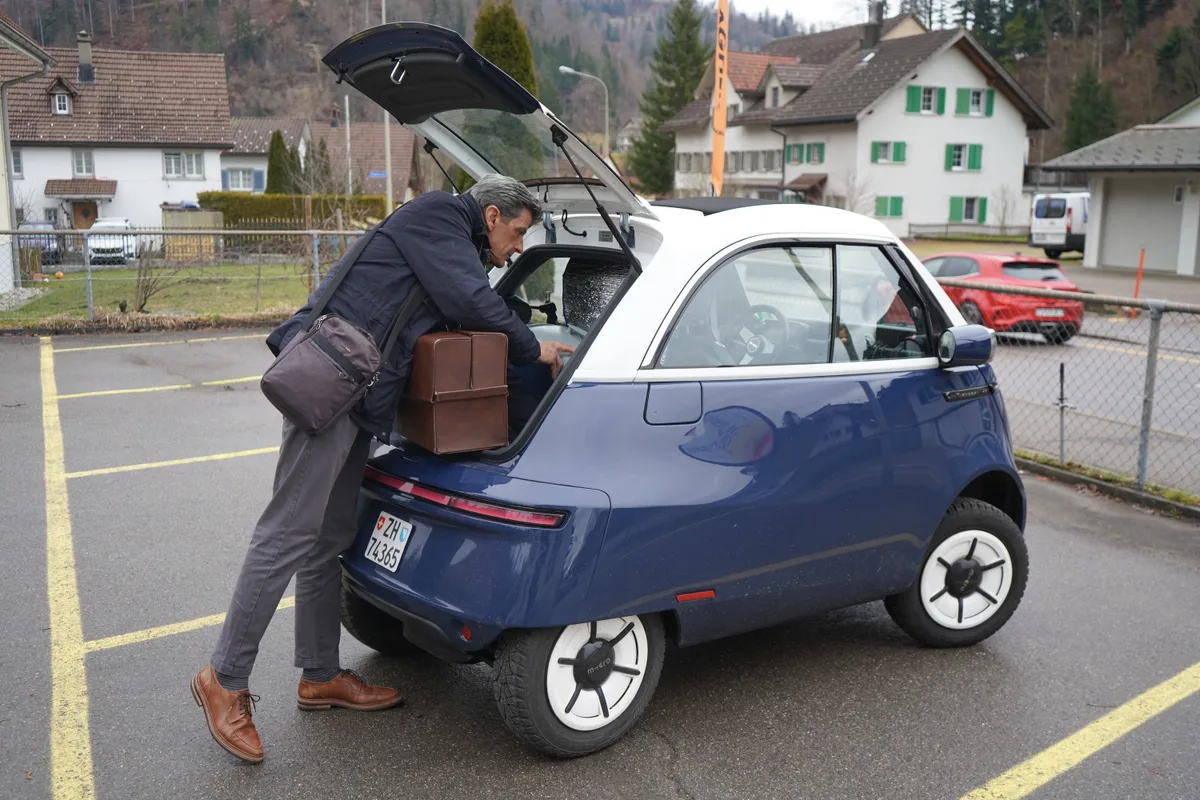 Ein Arzt besucht einen Patienten.