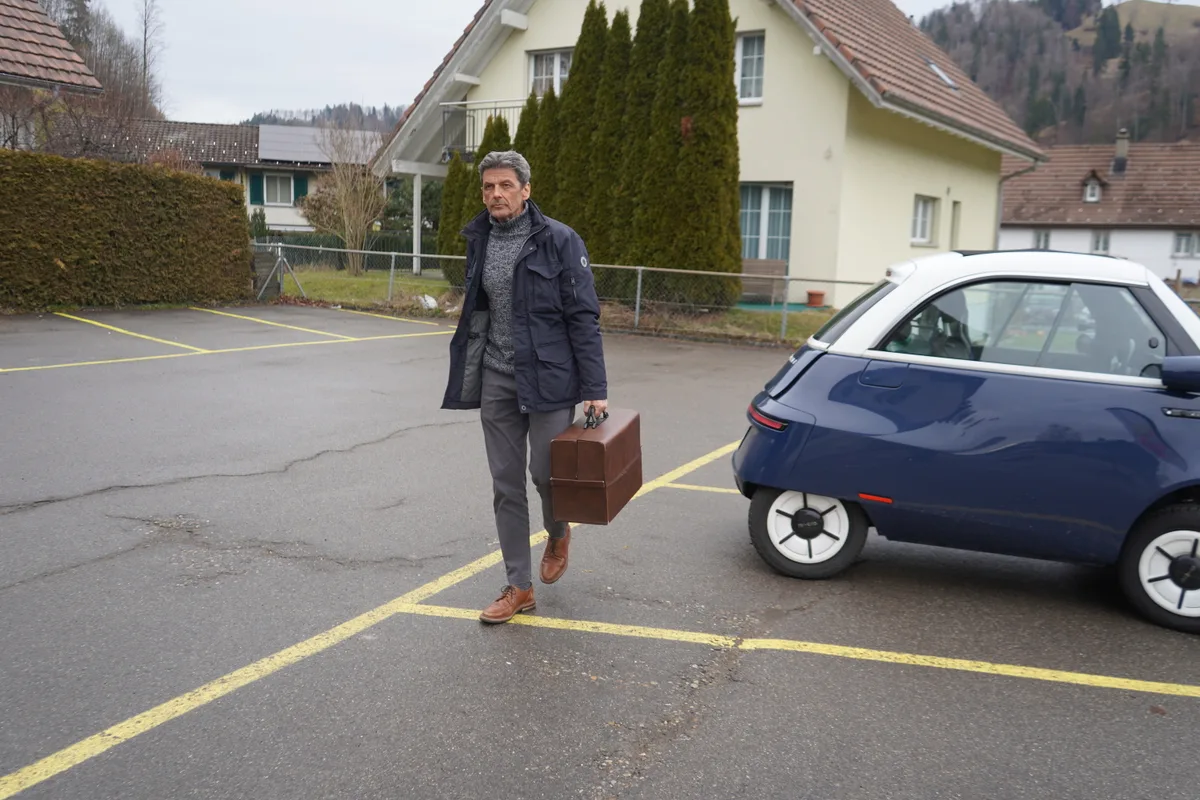 Ein Arzt besucht einen Patienten.