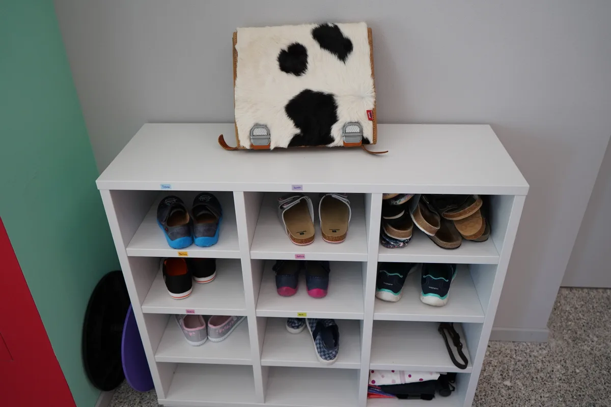 Ein Schuhfach mit Schuhen.