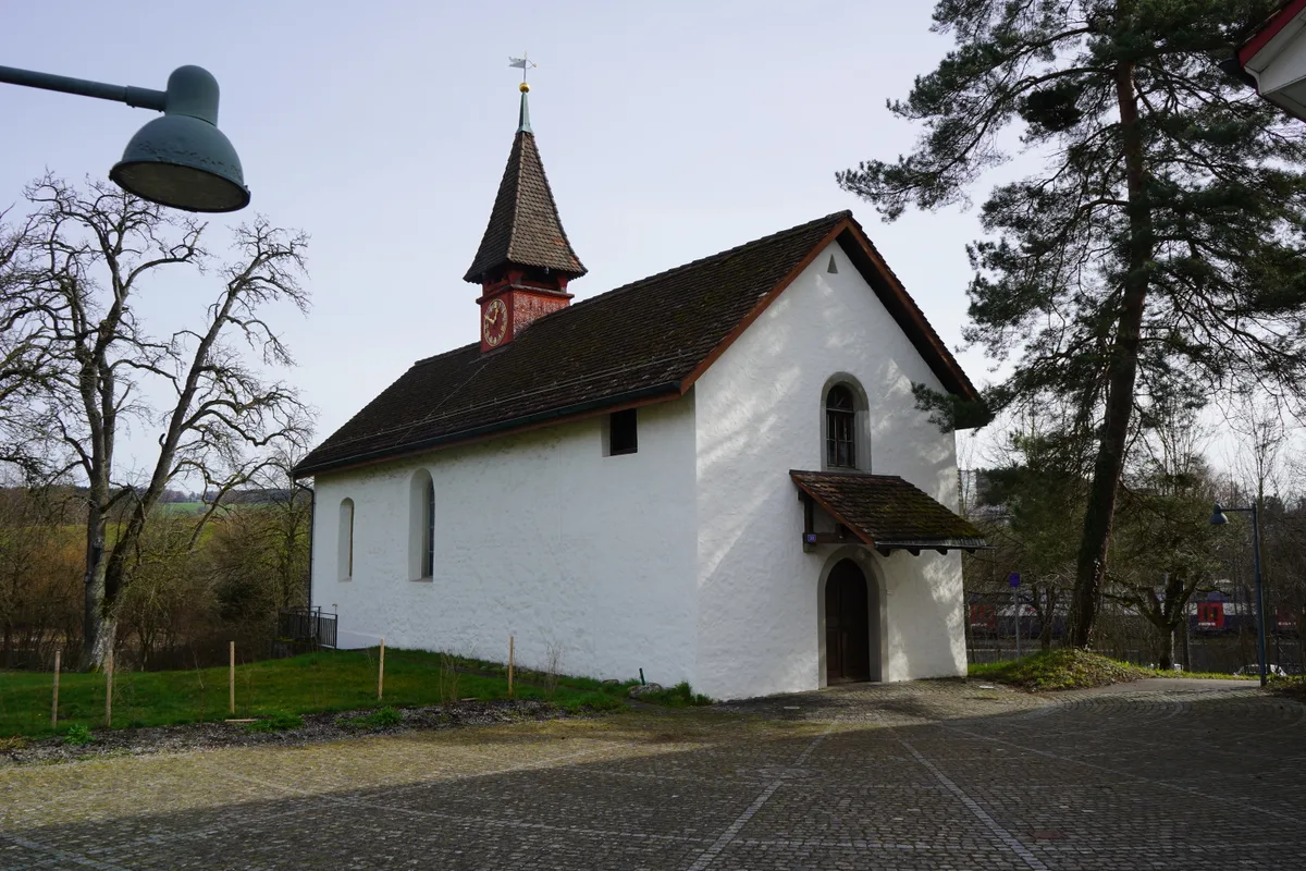 Eine Kirche steht in der Natur.