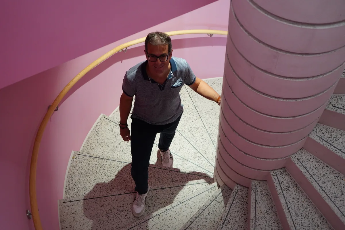 Ein Mann in einer Wendeltreppe.