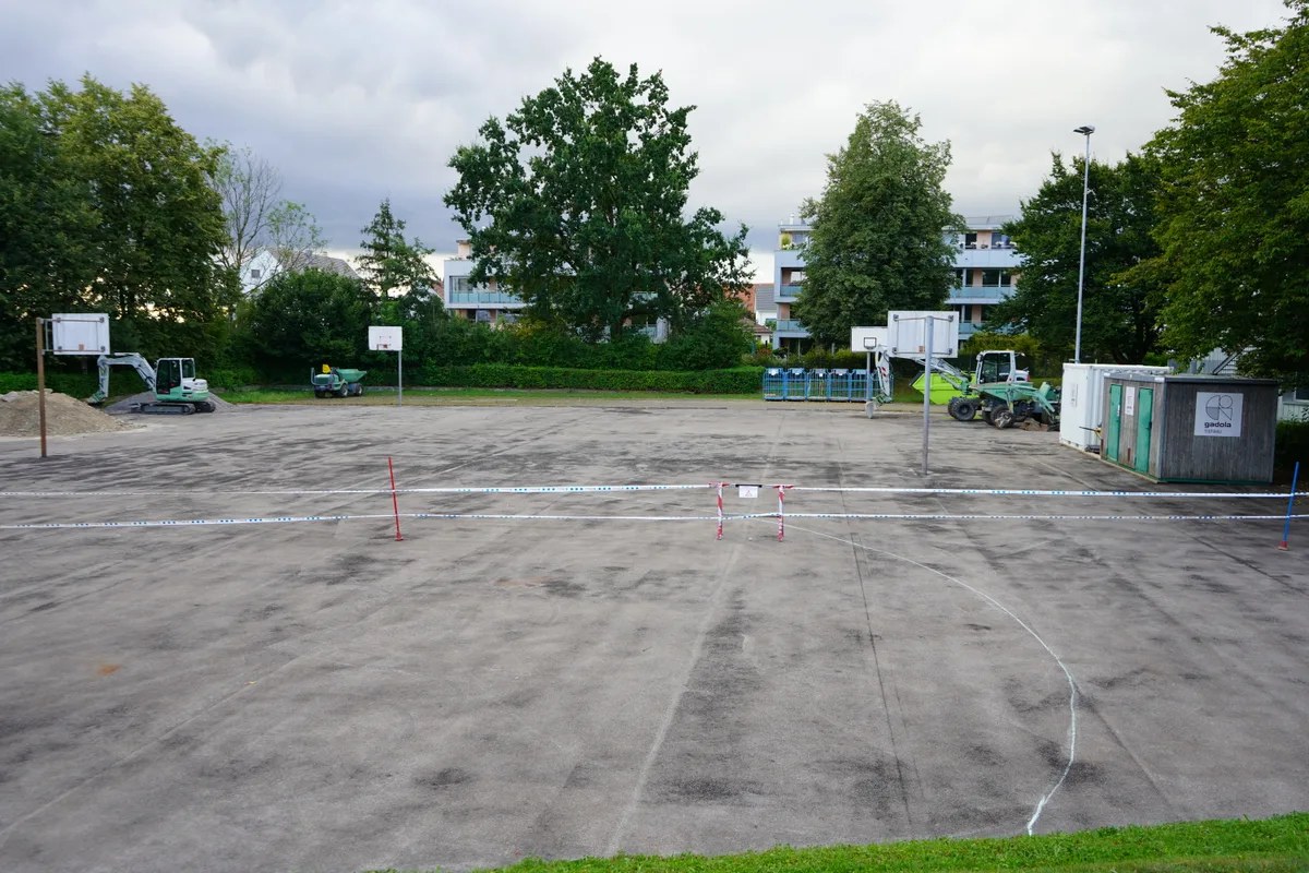 Auf dem ehemaligen roten Sportplatz vor der Schulhaus Lindenbüel soll dereinst die Heilpädagogische Schule gebaut werden.