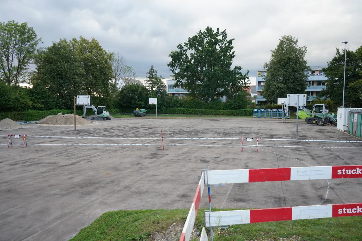 Auf dem ehemaligen roten Sportplatz vor der Schulhaus Lindenbüel soll dereinst die Heilpädagogische Schule gebaut werden.