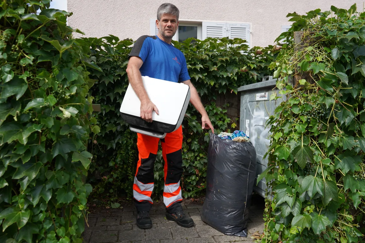 Roland Keller; Leiter Recycling und Entsorgung der Stadt Dübendorf, schneidet einen illegal deponierten Abfallsack auf, um Hinweise auf den Verursacher zu finden.