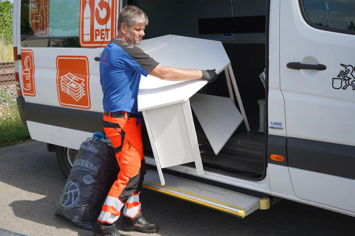 Ein Mann mit Tisch in der Hand.