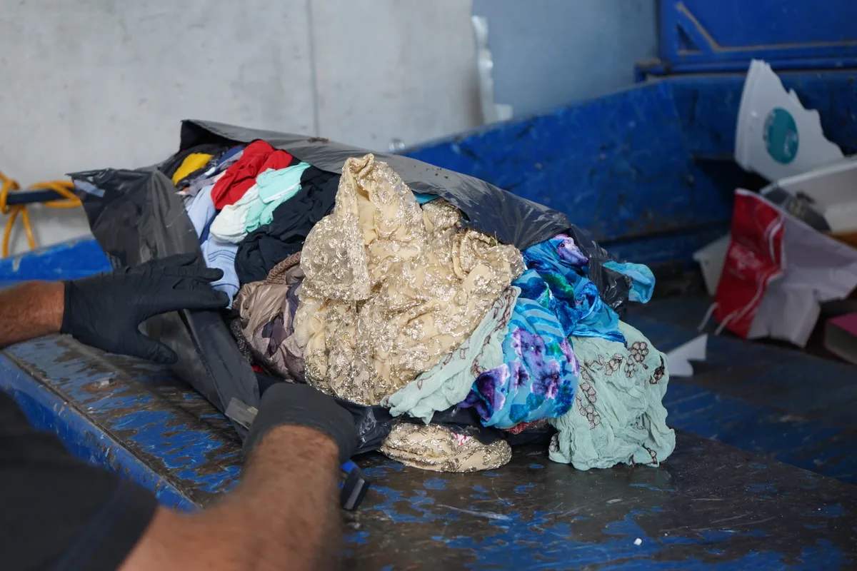 Ein Mann mit einem Abfallsack in der Hand.