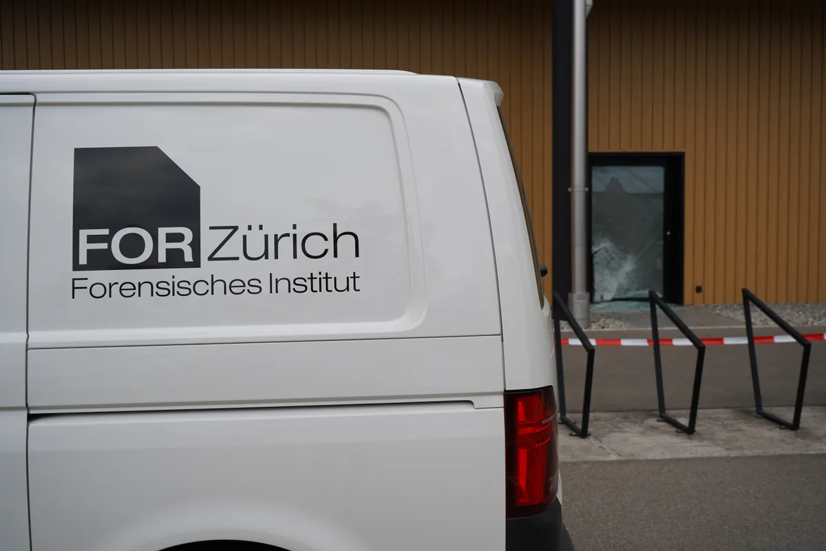 Ein weisser Bus mit der Aufschrift «Forensisches Institut».