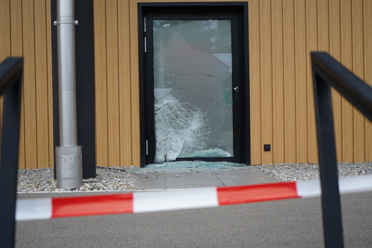 Einbrecher versuchten beim Volki Land eine Hintertüre aufzubrechen.