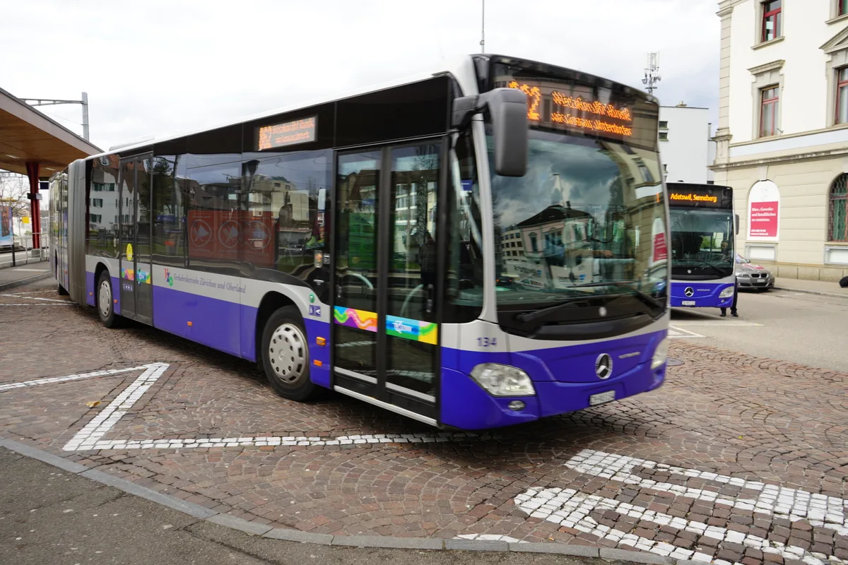 Ein Bus der VZO vor dem Bahnhof Wetzikon.