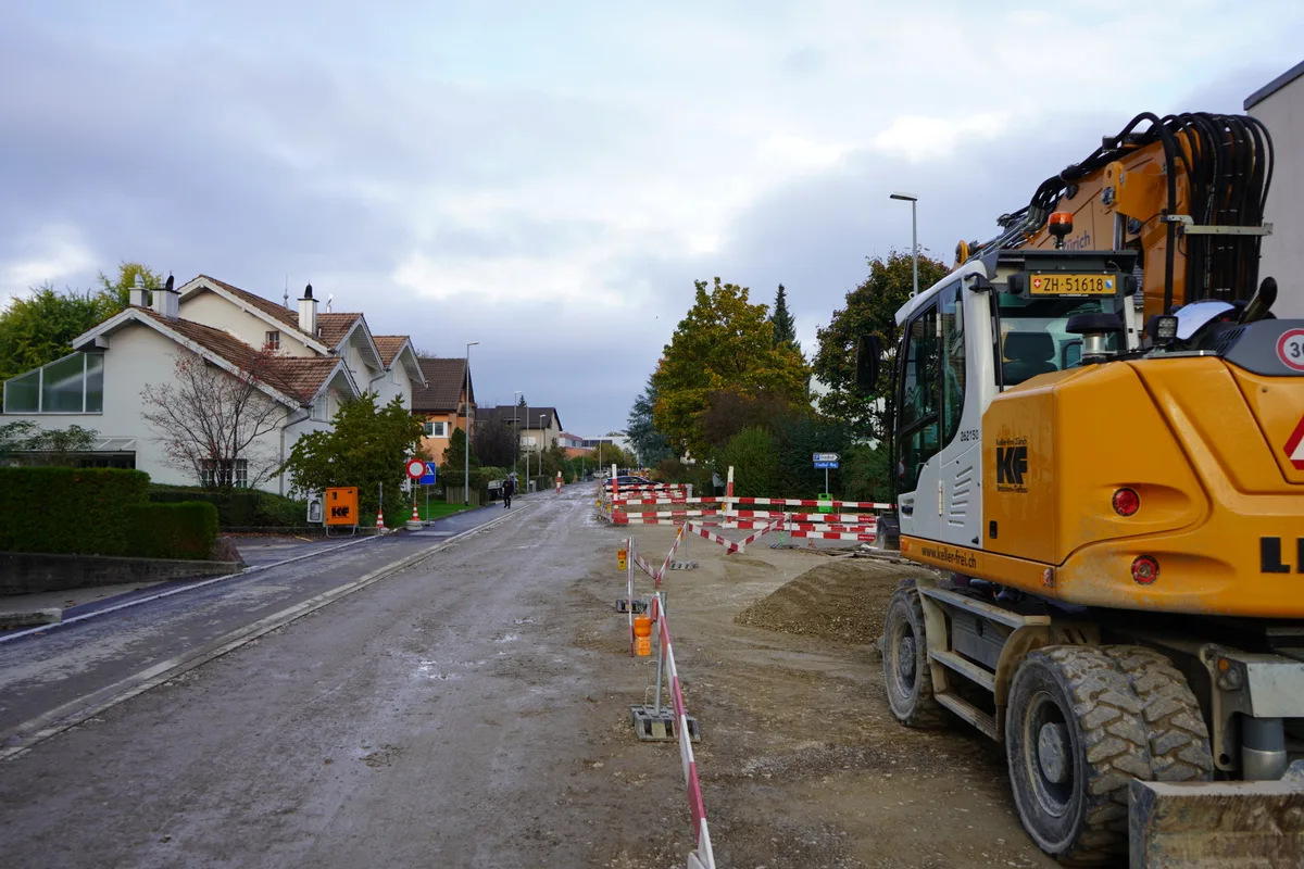 Die Grüzenstrasse wird derzeit saniert. Im Sommer 2025 sollen die Bauarbeiten abgeschlossen sein.
