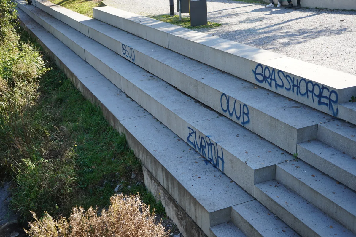 Graffiti auf Treppenstufen.