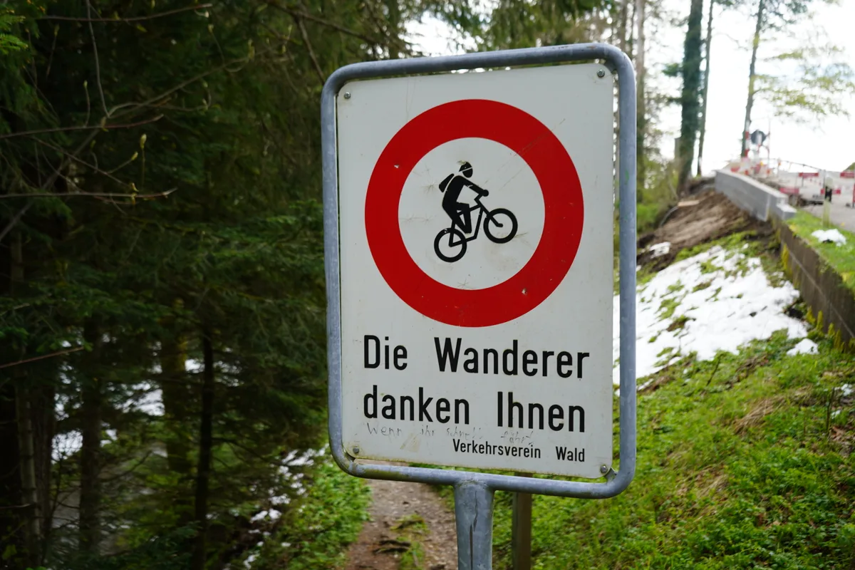 Verbotene Verbotstafel bei Wanderweg in Wald.