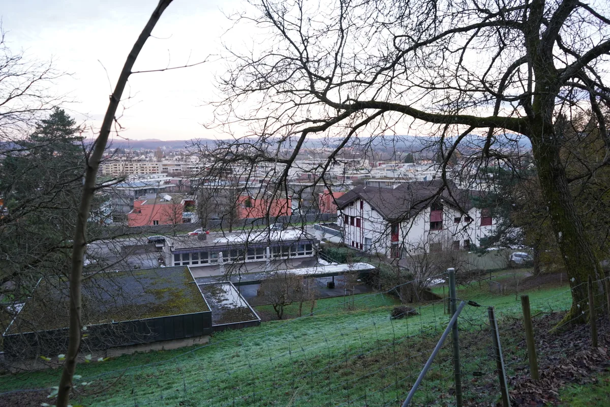 Möglicher Standort für die Flüchtlingsunterkunft in Fällanden: Das Areal auf dem die Feuerwehr und der Friedhof sind.