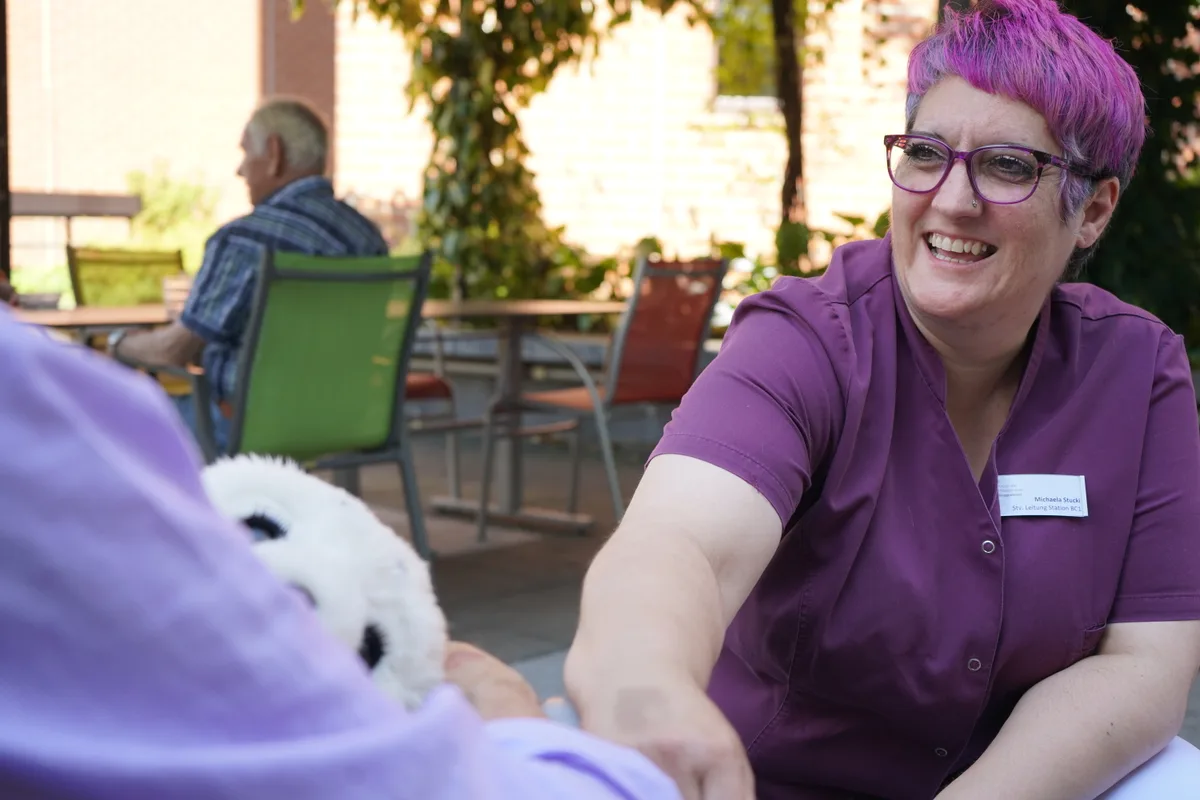 Eine Frau lächelt in die Kamera.