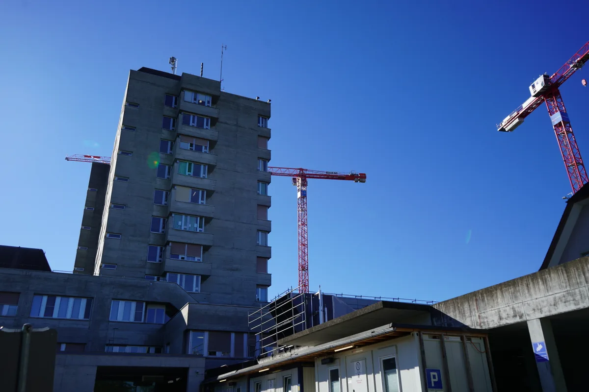 Auf der Baustelle des GZO Spital Wetzikon stehen die Arbeiten still.