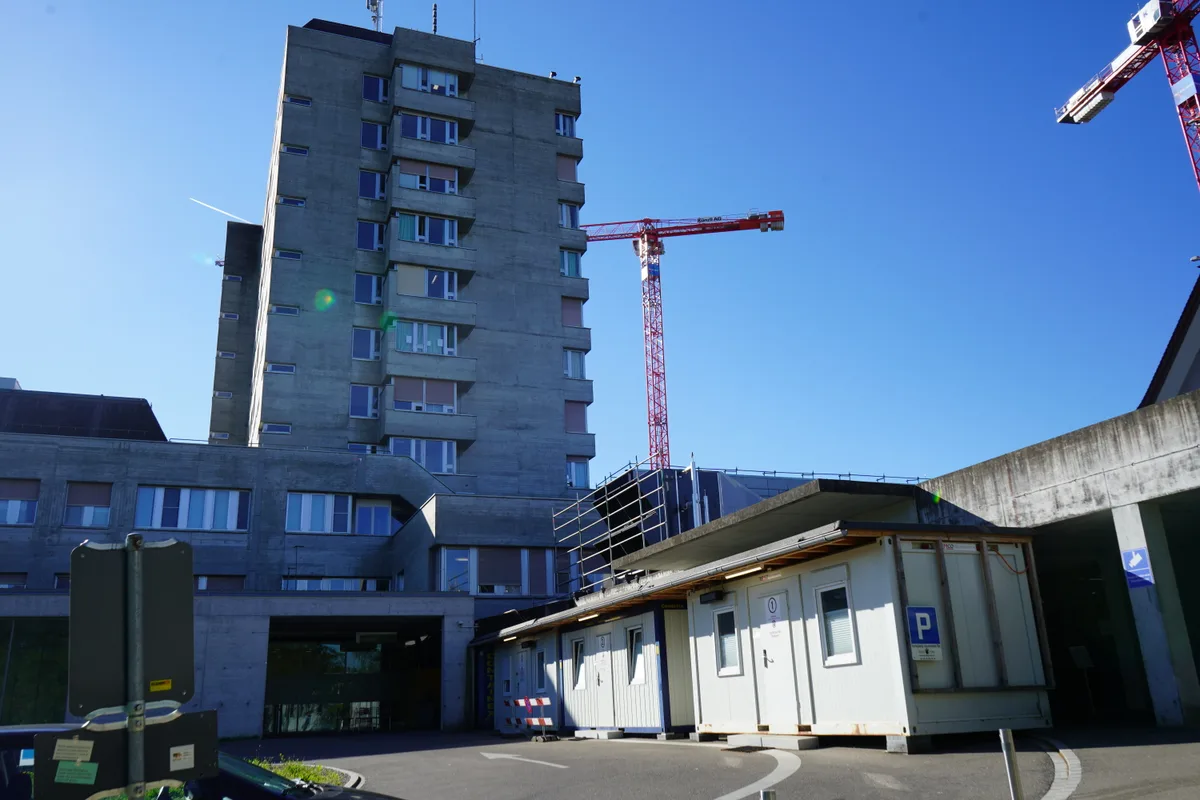 Auf der Baustelle des GZO Spitals Wetzikon stehen die Arbeiten still.