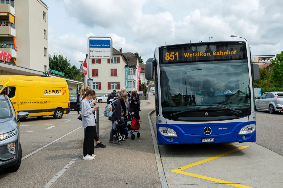 Auf der Bahnhofstrasse bei der Bushaltestelle Kreuzackerstrasse bleibt der Bus derzeit noch oft im Stau stecken.