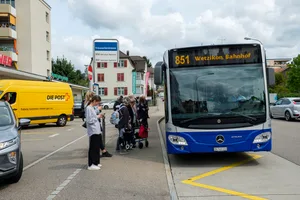 Auf der Bahnhofstrasse bei der Bushaltestelle Kreuzackerstrasse bleibt der Bus derzeit noch oft im Stau stecken. Auf der Bahnhofstrasse bei der Bushaltestelle Kreuzackerstrasse bleibt der Bus derzeit noch oft im Stau stecken.