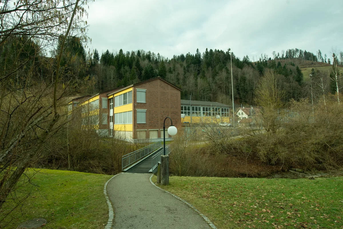 Mit dem Geld aus dem Finanzausgleich wird in Fischenthal auch die Bildungsinfrastruktur bezahlt. Schulhäuser Schmittenbach und Burghalden in Fischenthal.