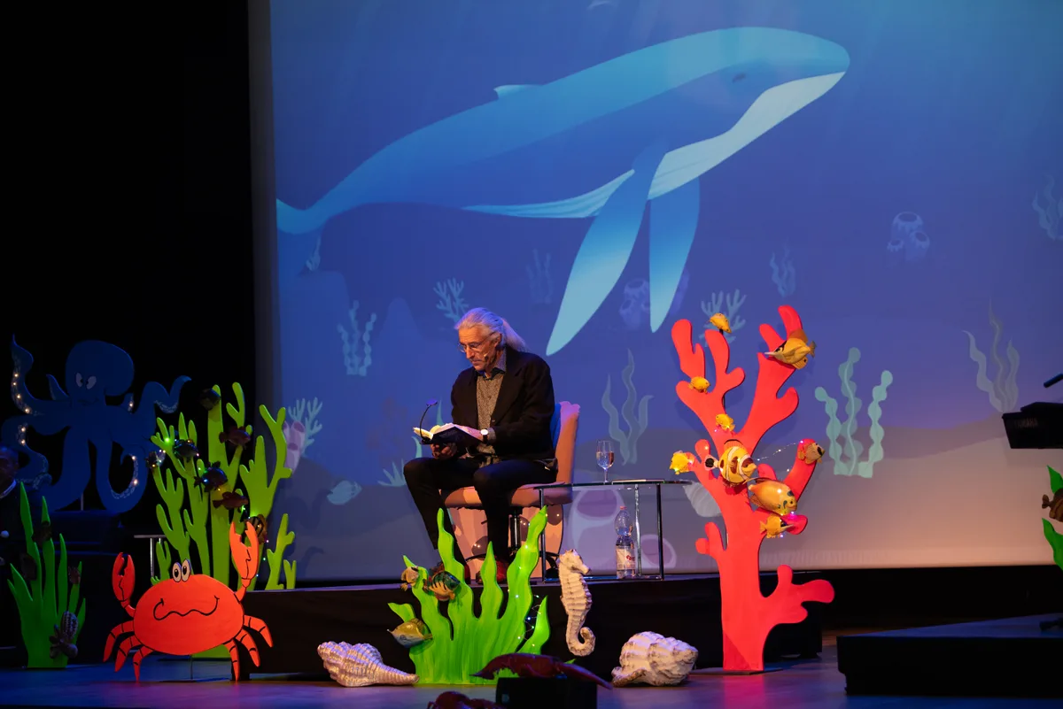 Mit Marco Caduff tauchten die Zuschauerinnen und Zuschauer in verschiedene Wasserwelten. Schreibstar 2023 Finalabend