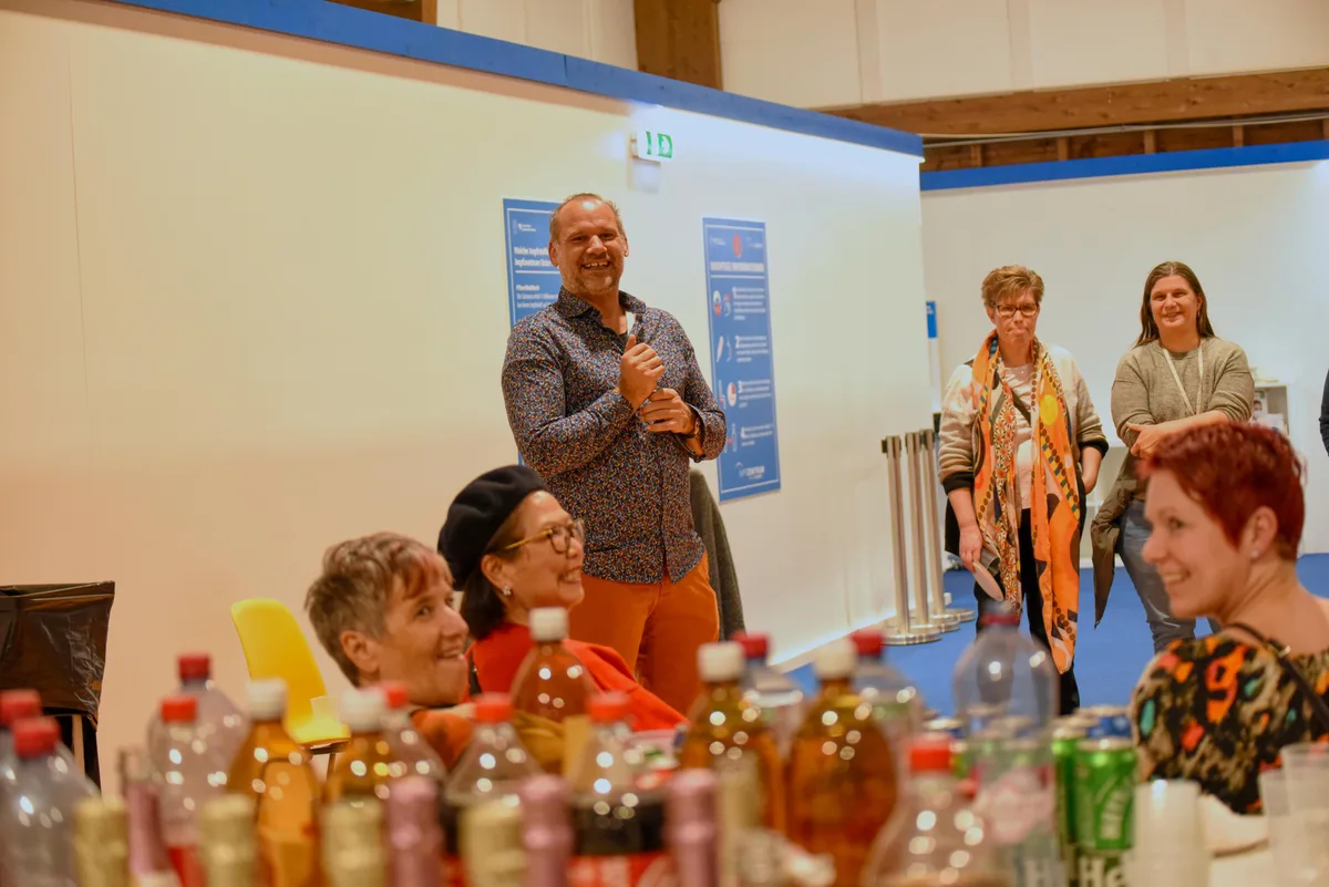 Abschlussfeier im Impfzentrum Uster: Der Chef Joel Meier feiert mit. Abschlussfeier im Impfzentrum Uster: Der Chef Joel Meier feiert mit.