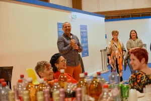 Abschlussfeier im Impfzentrum Uster: Der Chef Joel Meier feiert mit. Abschlussfeier im Impfzentrum Uster: Der Chef Joel Meier feiert mit.