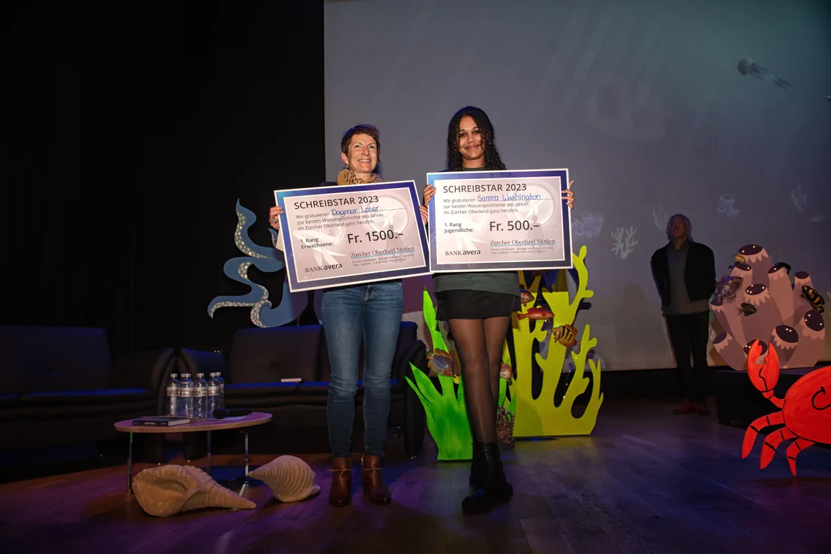 Links die Gewinnerin der Kategorie der älteren: Dagmar Loser. Daneben die junge Gewinnerin Samira Washington. Schreibstar 2023 Finalabend