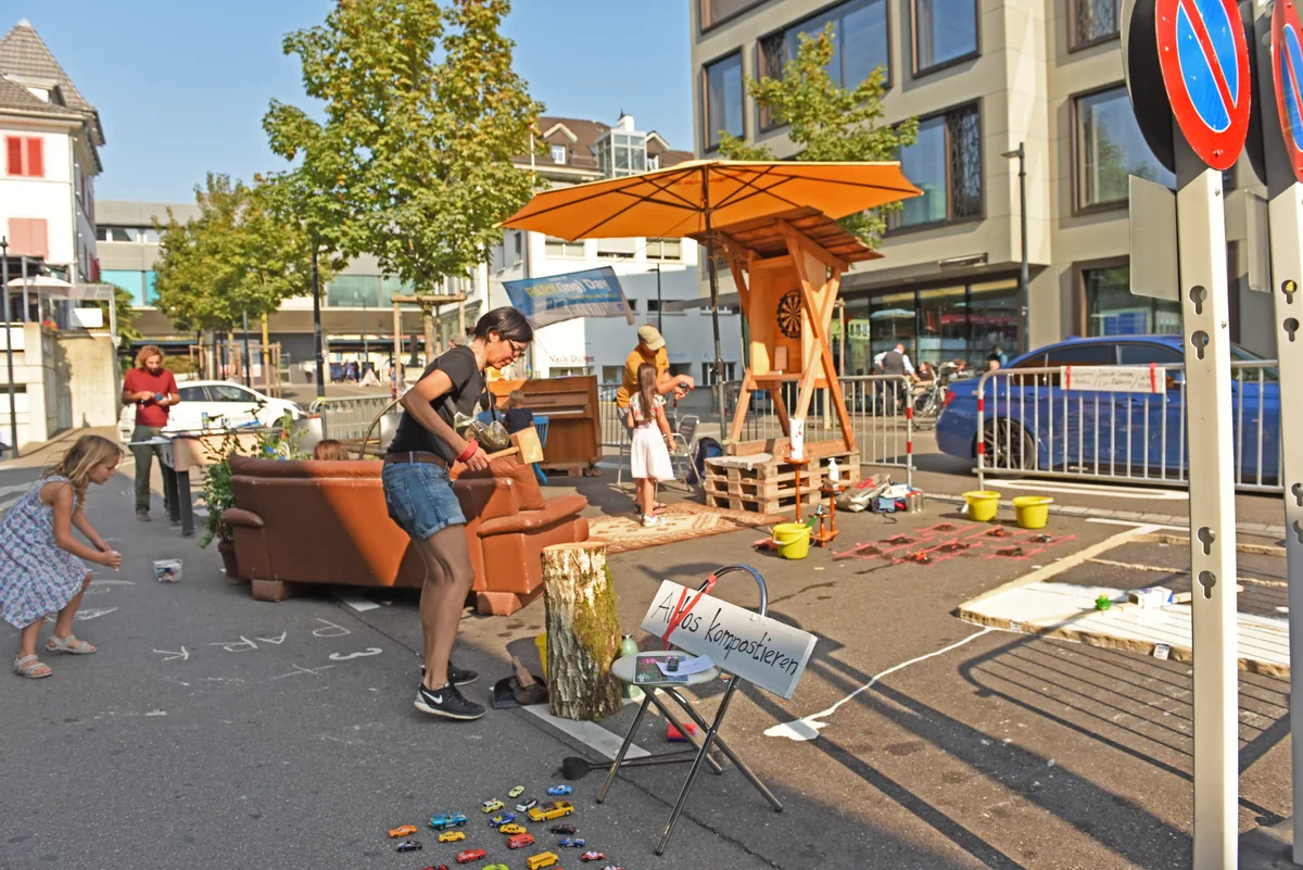 Kinder und Erwachsene spielen auf Parkplätzen. 