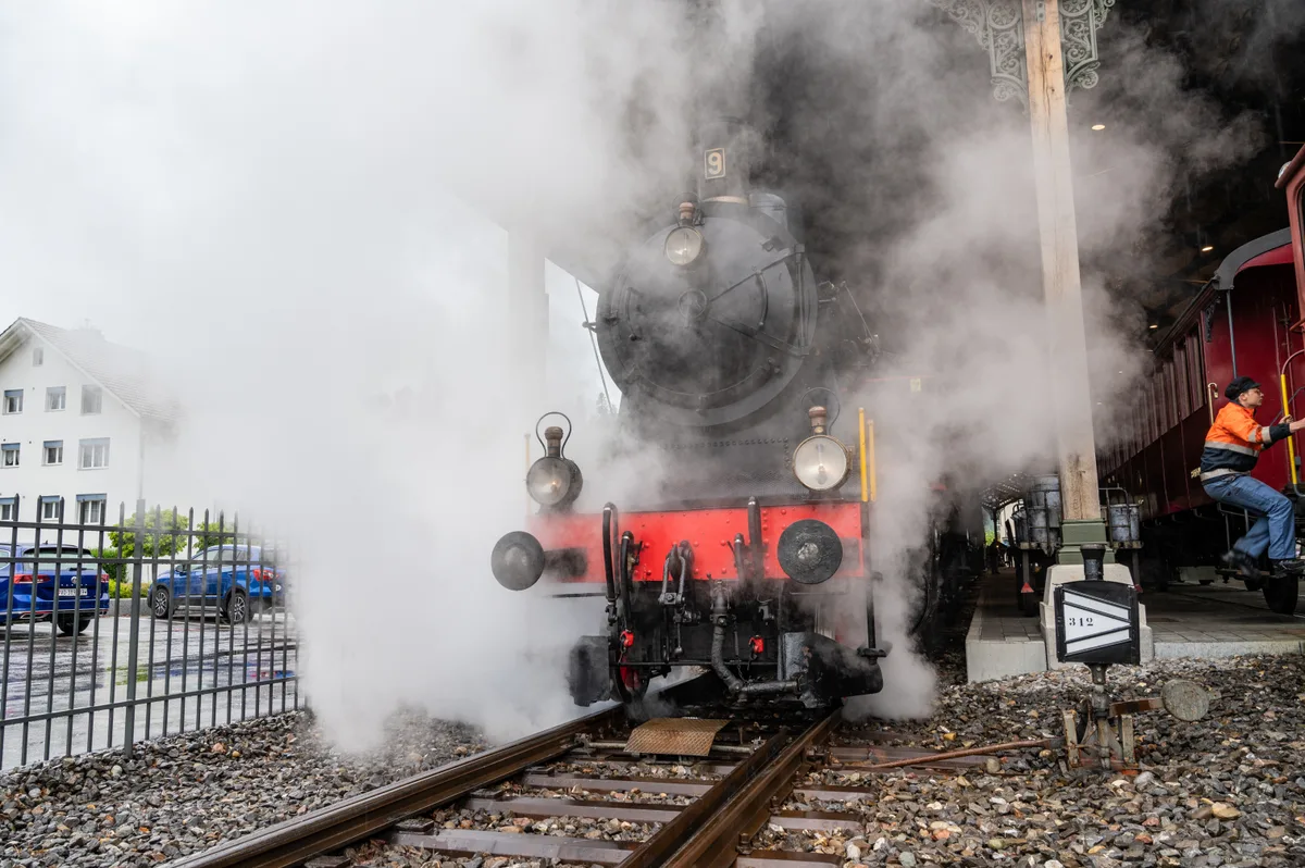 11077588-3 Der DVZO eröffnet die Saison
Da ging den leidenschaftlichen Bähnlern das Herz auf: Am letzten Sonntag startete der DVZO in
die neue Saison. Trotz Regen und verschärften Hygienemassnahmen freute man sich sichtlich auf
die Fahrt mit den geschichtsträchtigen Zügen. Auch für das leibliche Wohl war gesorgt, bei einer
feinen Bratwurst und dem passenden Choleschufler-Bier liess man die Fahrt dann noch einmal in
der Perronbeiz gemütlich Revue passieren. In unserer Fotogalerie sind die besten
Schnappschüsse vom grossen Tag der Lokomotiven.