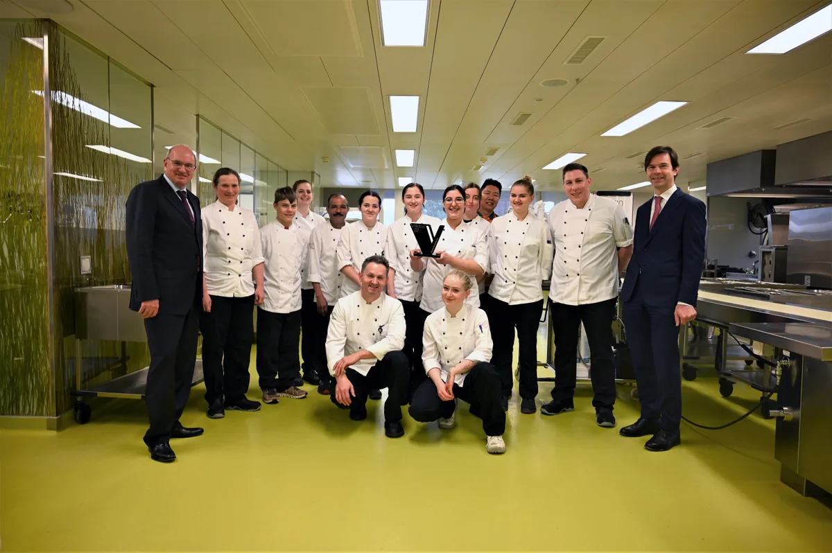Das GZO-Küchenteam mit CEO Matthias Spielmann und CFO Daniel J. Müller