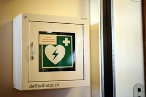 19378517-4 Wenn ein Herz nicht mehr schlägt, zählt jede Sekunde. Ein Defibrillator ermöglicht auch Laien, schnell Hilfe zu leisten. (Symbol)