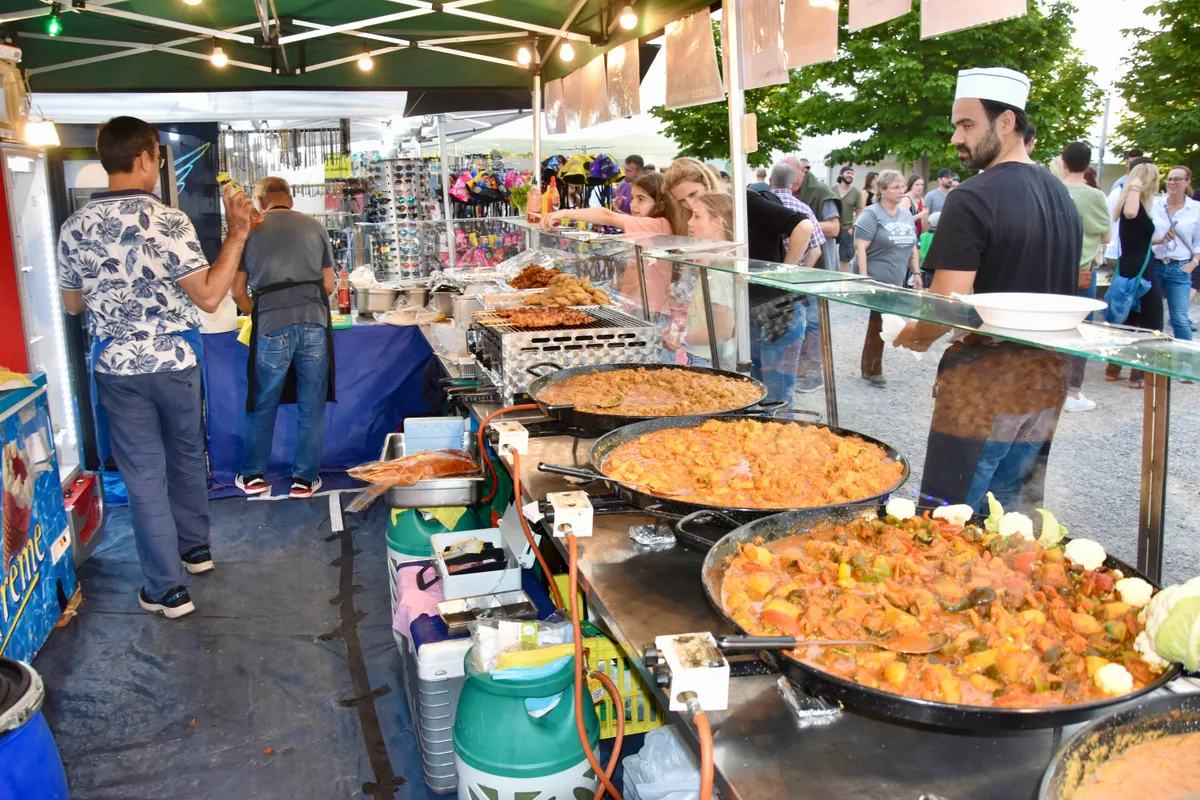 Foodstand mit Menschen davor.