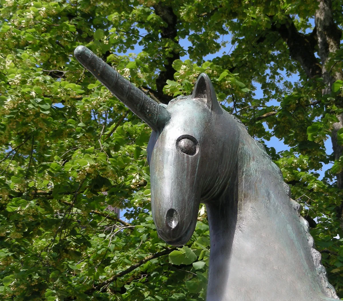 Ein Statue in Form eines Einhorns.