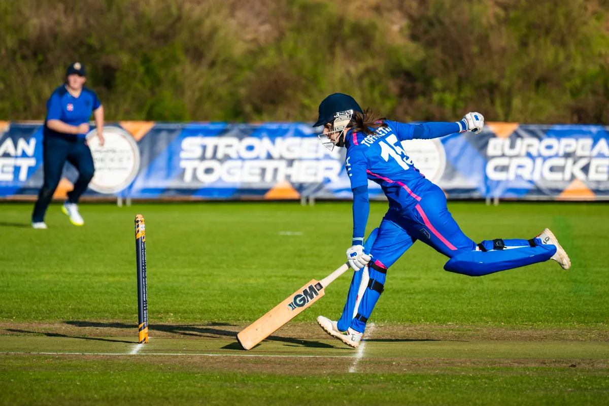 Frau spielt Cricket an der Frauen-Euro 2024 in Malaga.