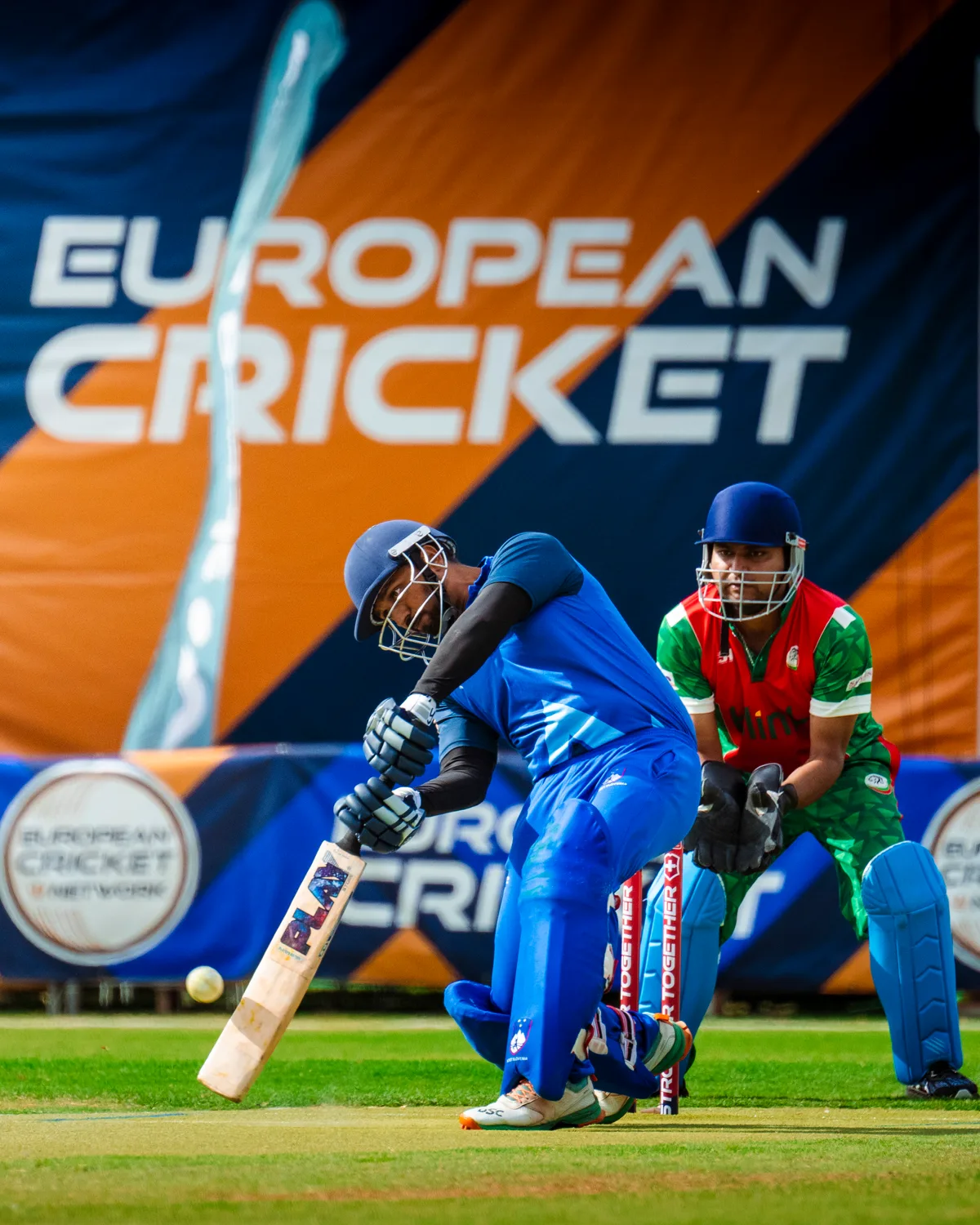 Ein Cricketspieler schlägt den Ball im Rahmen der European Cricket Championship in Malaga im September 2024.