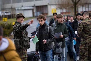 Ein Unteroffizier weist den Einrückenden in die RS den Weg. Ein Unteroffizier weist den Einrückenden in die RS den Weg.