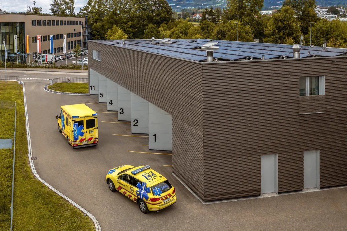 Ein Notarzteinsatzfahrzeug (unten) und ein Rettungswagen der «Regio» rücken aus: Die Teams 
waren noch nie so viel unterwegs, wie im Jahr 2022